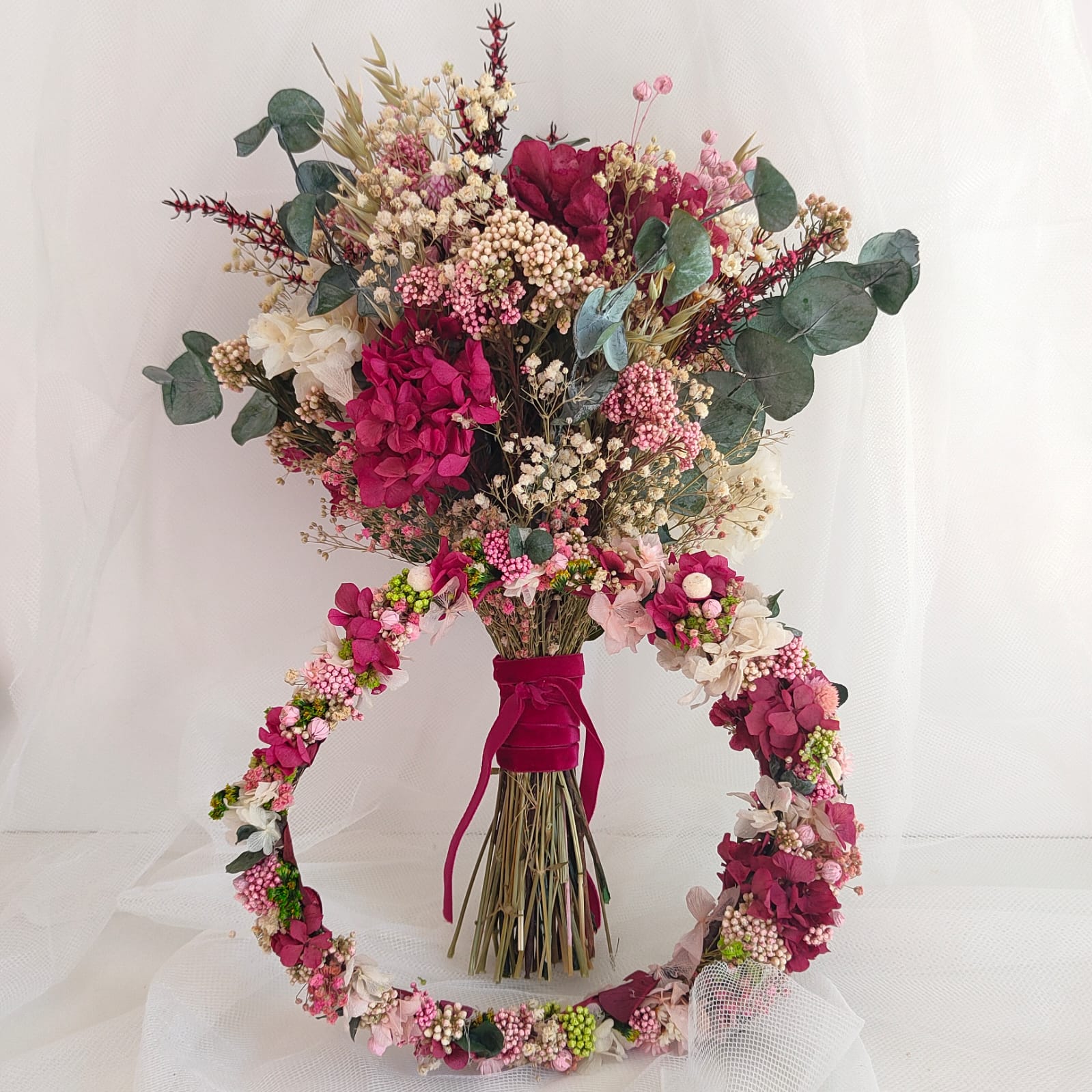 Ramo de novia de flores preservadas en tonos burdeos con corona a juego