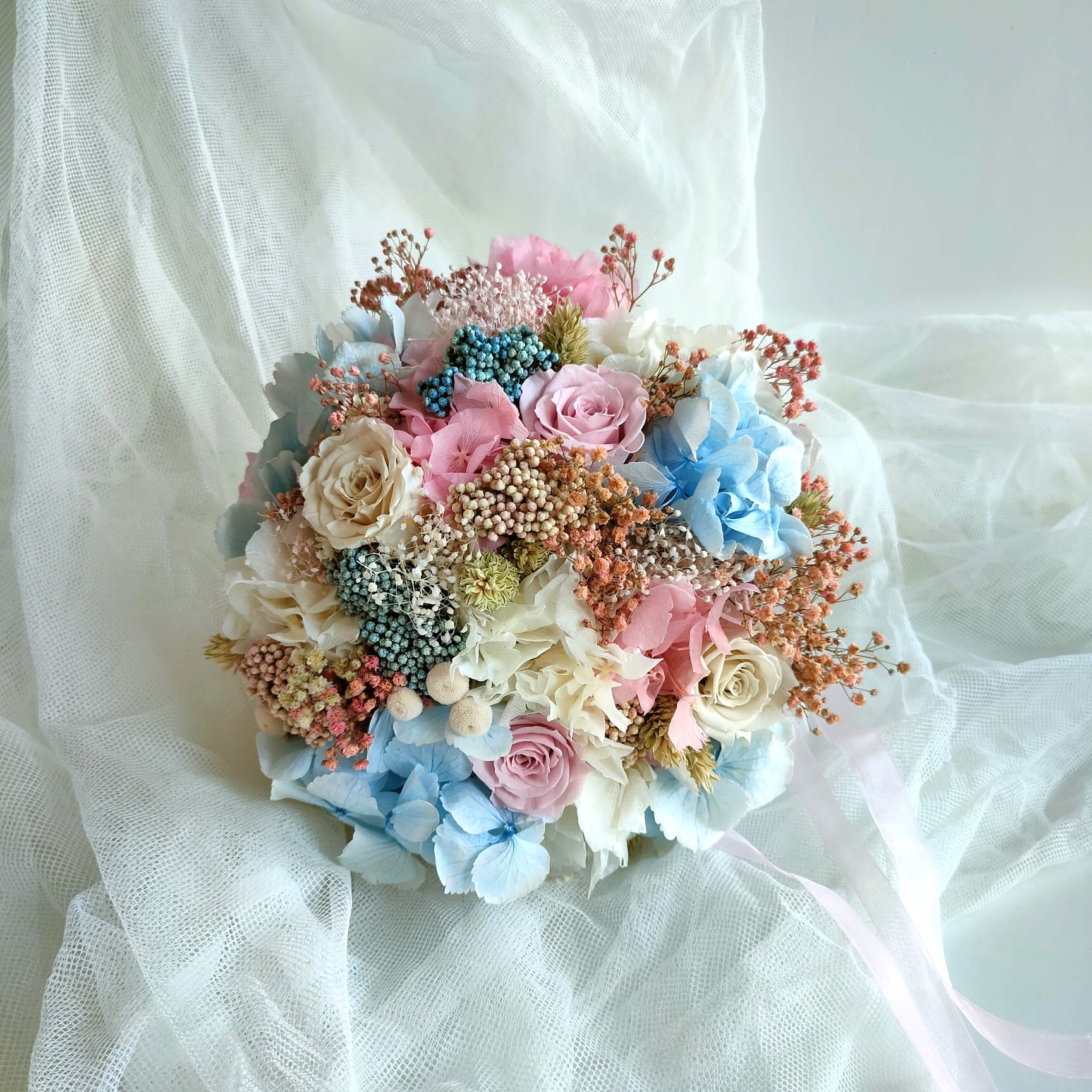 Ramo de novia de flores preservadas en tonos pastel rosa y celeste