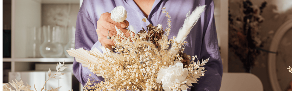 Mujer creando una composición floral con flores preservadas durante el curso online Florece de Sempreviva