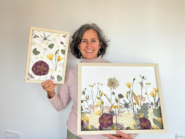 detalle del diseño de un cuadro ramo de novia con flores prensadas